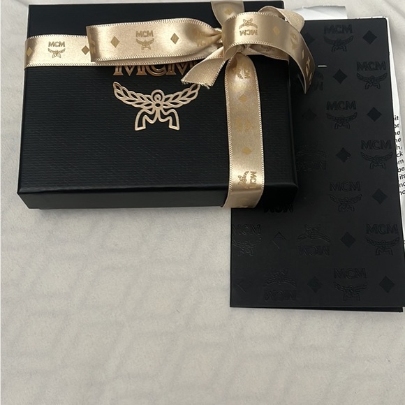 MCM SLG Gold cardholder - Picture 8 of 10